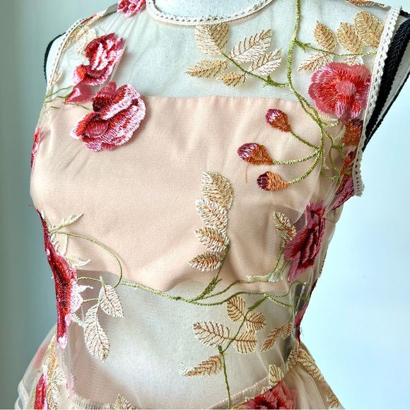 VONE Embroidered Floral Sleeveless Sheer Lelan Peplum Blouse—SZ. 6 - Picture 12 of 16